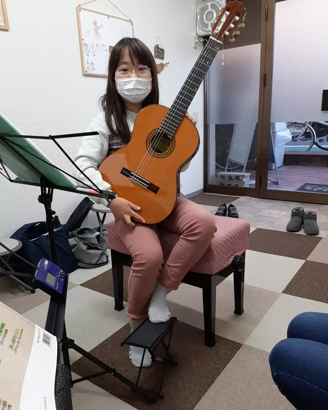 ギターを弾く小学生の女の子