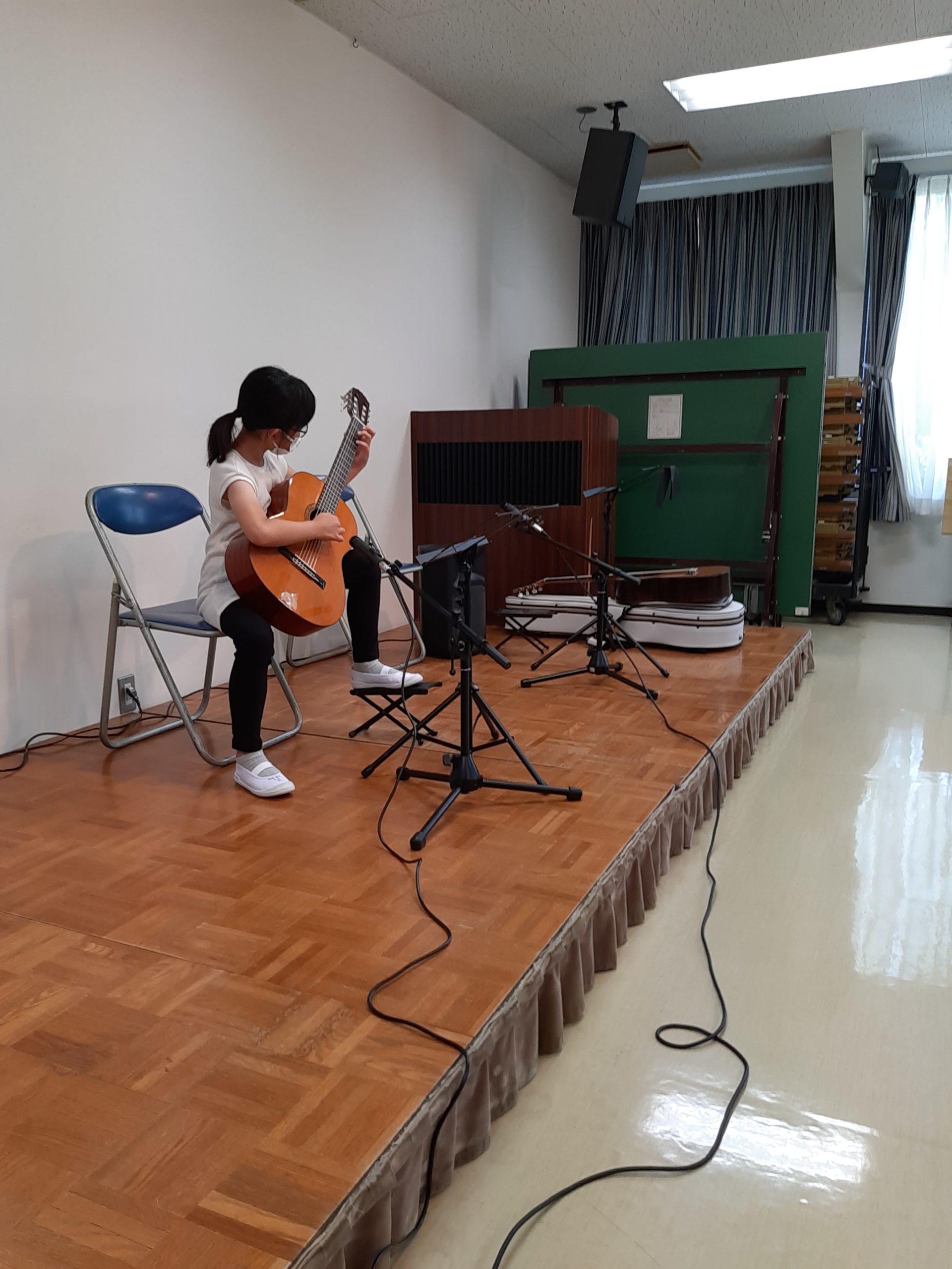 小学生のギター演奏