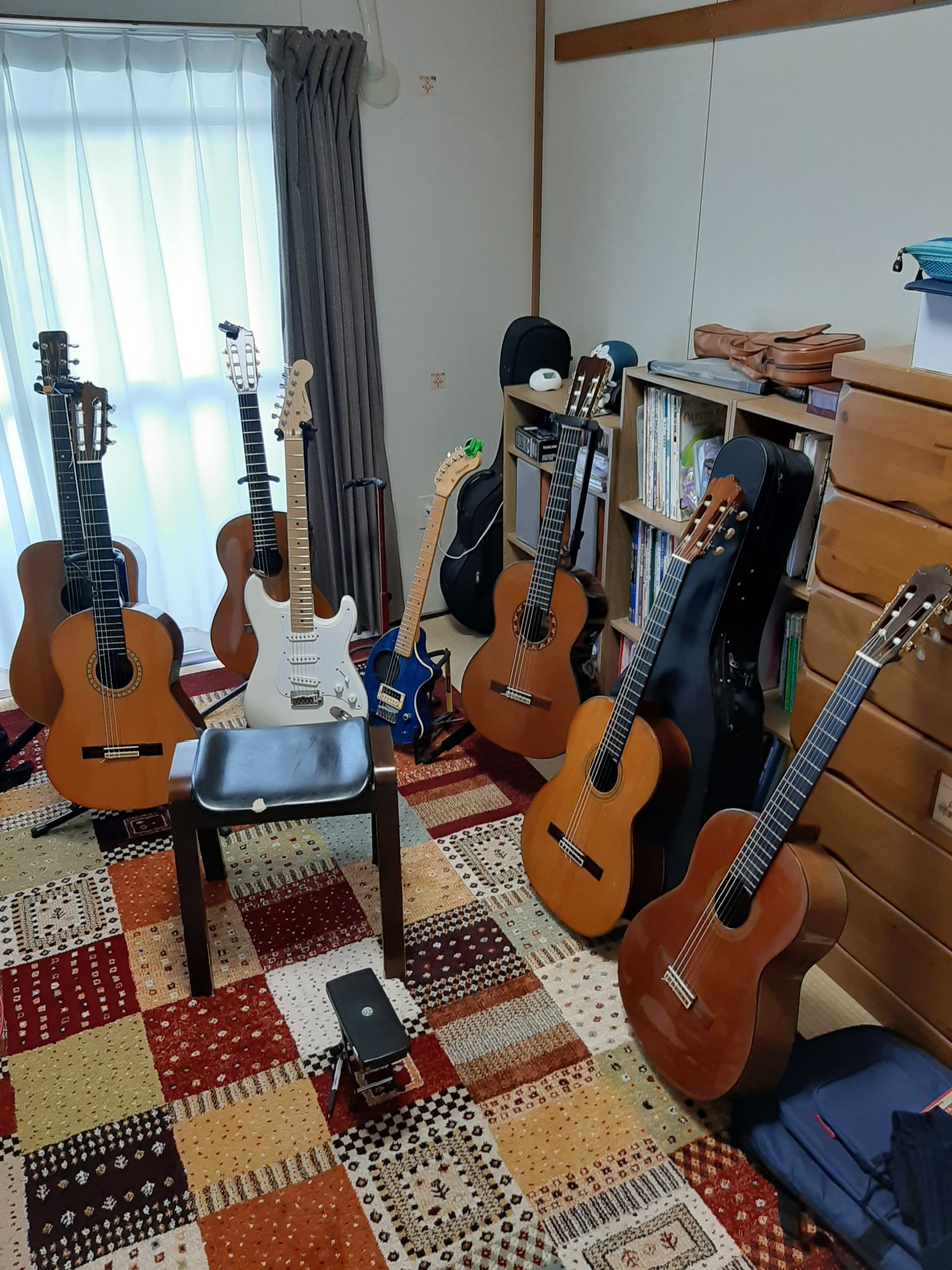 ギターだらけの寝室