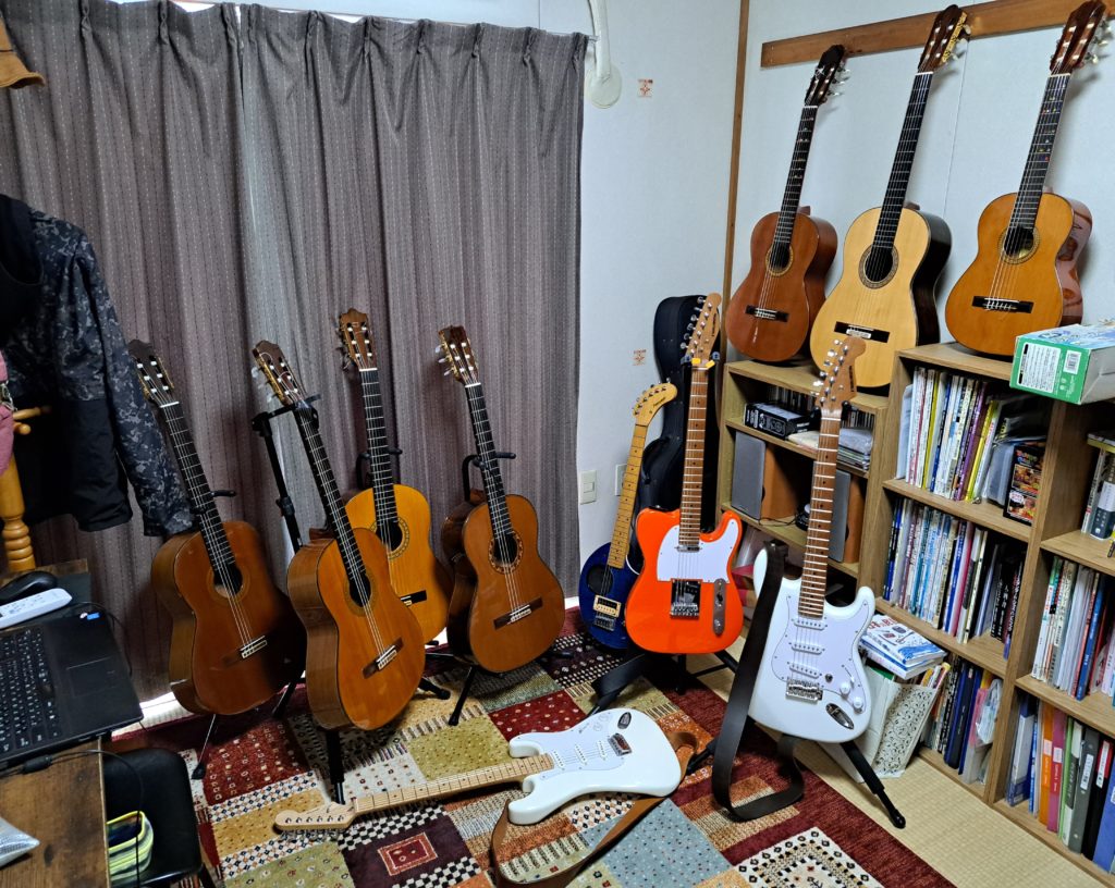 ギターでいっぱい。